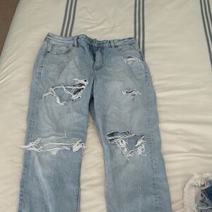 Light Blue Distressed AE Jeans - mom 🧑🏻 Jean style - size 8 - mid rise - shorter
